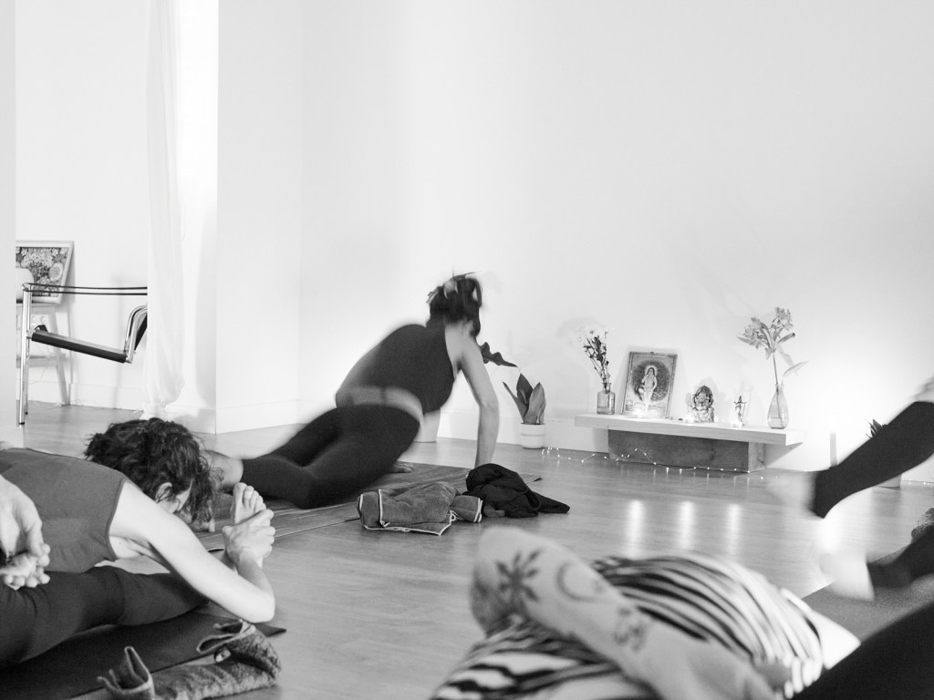 alumnos-practicando-ashtanga-yoga-en-madrid.jpg